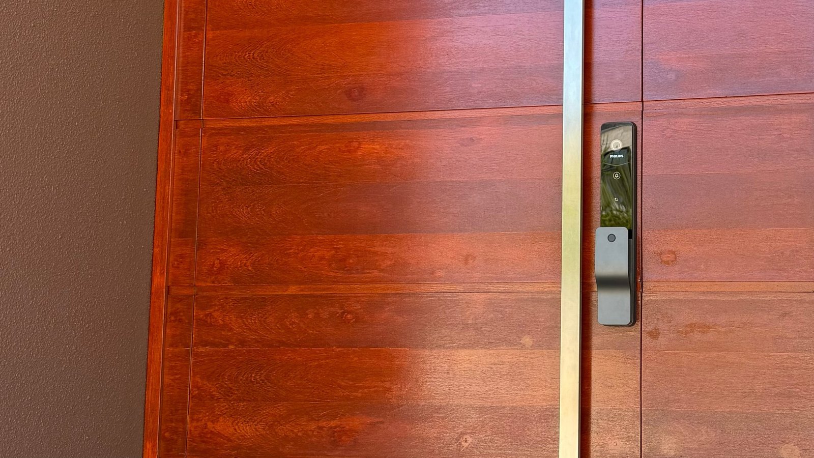 Cerradura digital Philips en una puerta de madera con tirador de acero inoxidable, Mendoza