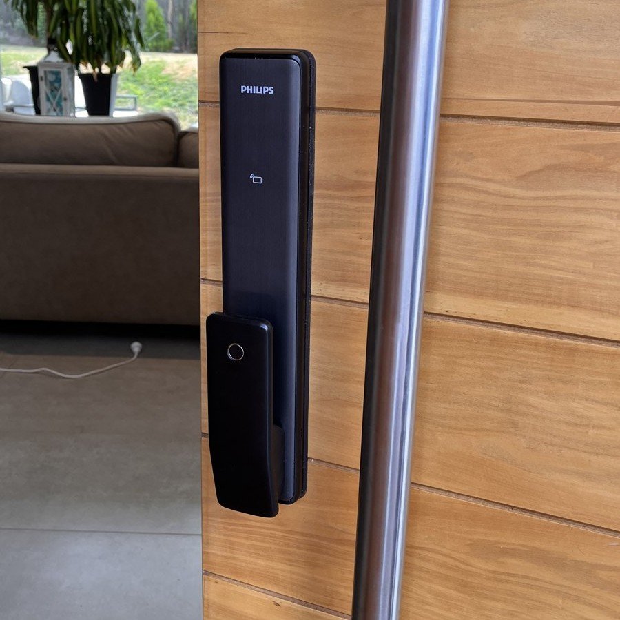 Cerradura Philips instalada en puerta de madera, publicación de @shscuyo en Instagram