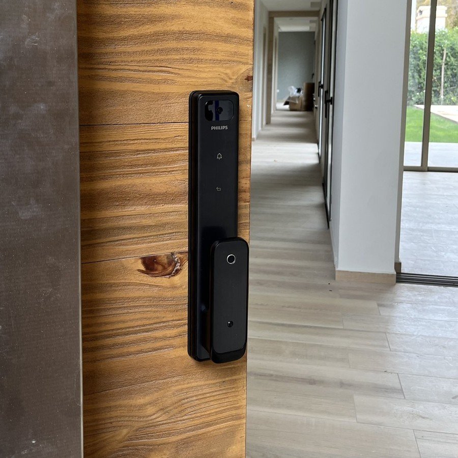 Cerradura Philips instalada en puerta de madera, publicación de @shscuyo en Instagram