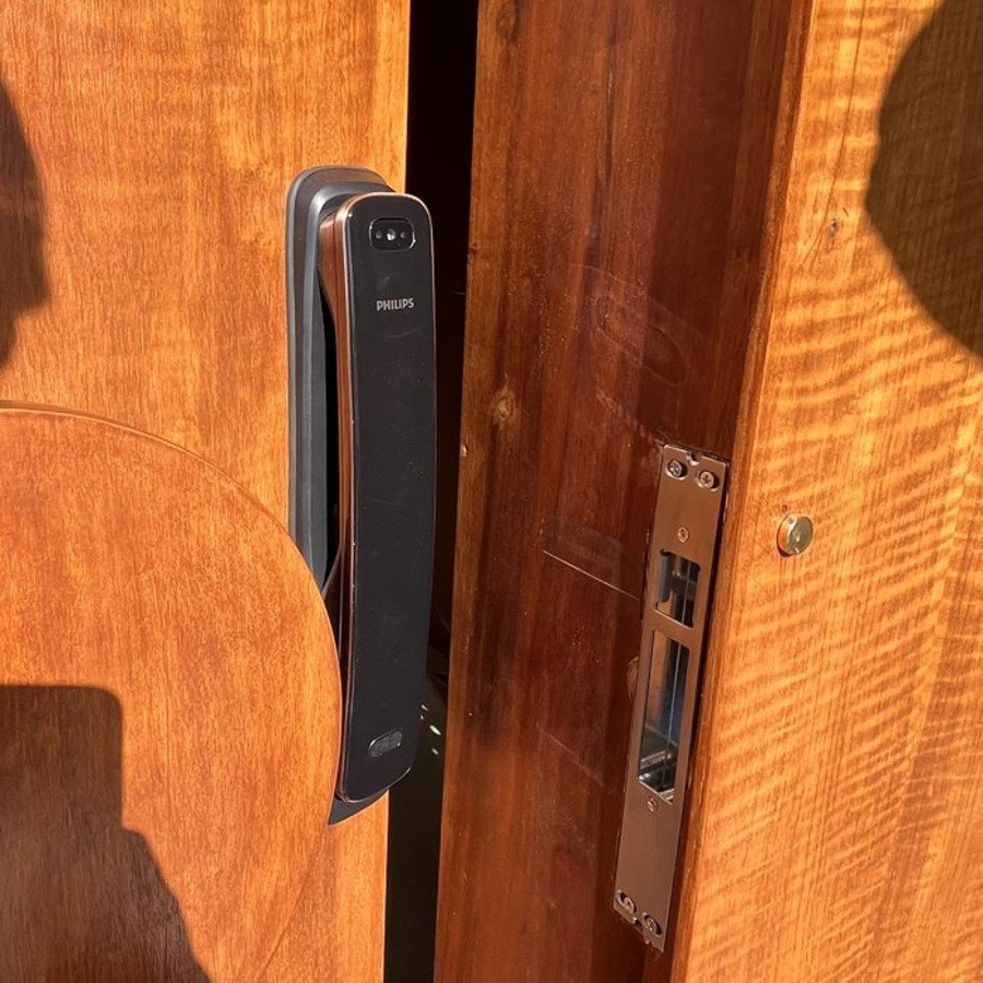 Cerradura Philips instalada en puerta de madera, publicación de @shscuyo en Instagram